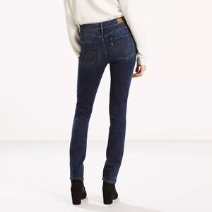 Levi’s Mid Rise Dark Wash Skinny Jean 8